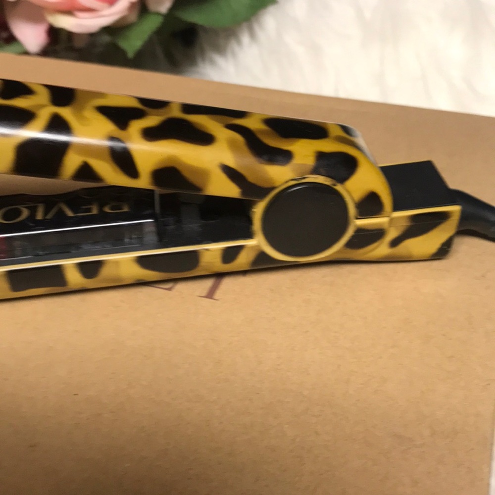 Revlon flat iron - Picture 3 of 3